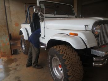 Jeep_Mitsubish_Model1983_frontview_right.jpg